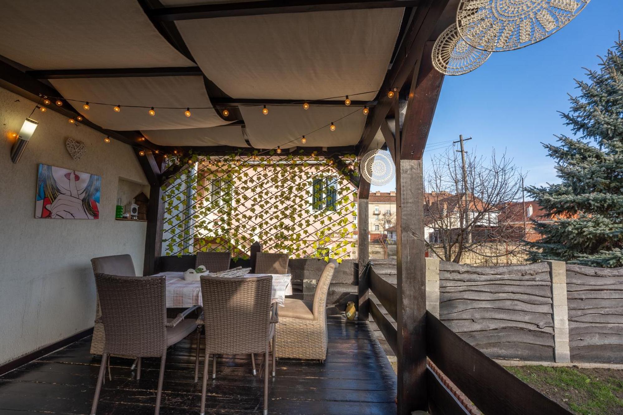 Vik'S Home Сігішоара Екстер'єр фото